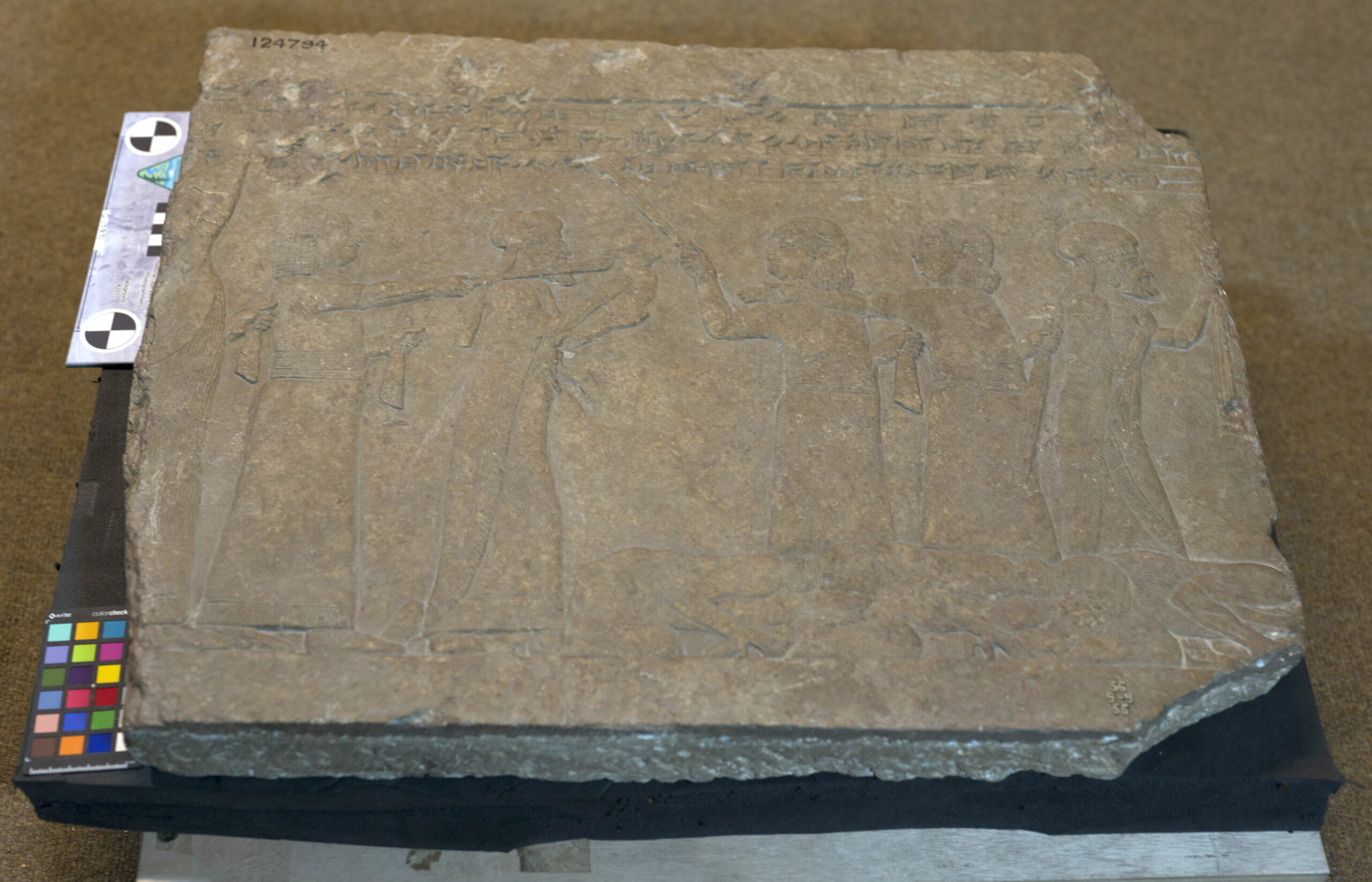The photo shows the relief BM124794 of the British Museum, where Elamite nobles bring presents to the Neo-Assyrian king Assurbanipal.