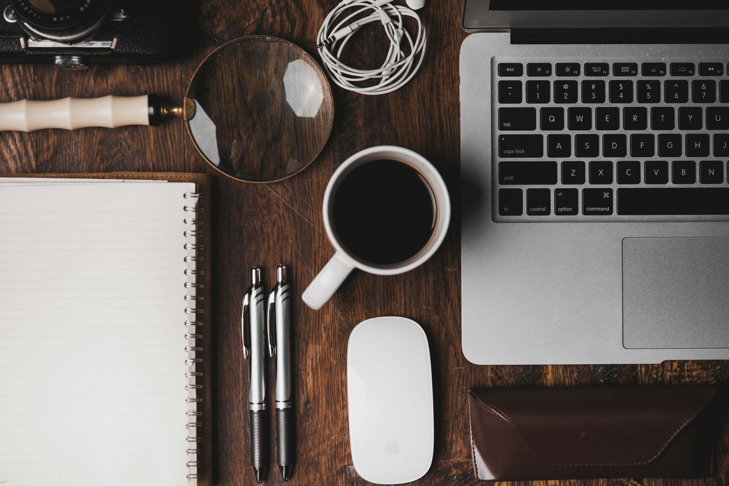 An organised desk, ready for work. Photo by ian dooley on Unsplash.